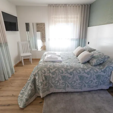 منزل ريفي Casa Grande Gondomil Com Campo De Padel, Piscina فالينسا