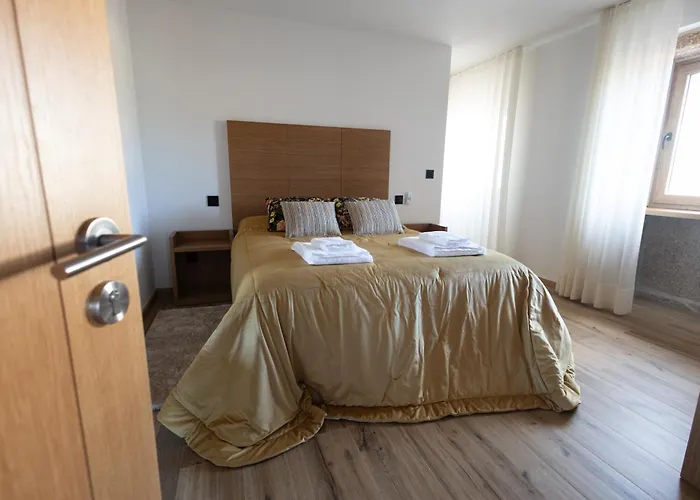 Casa Grande Gondomil Com Campo De Padel, Piscina Casa di campagna